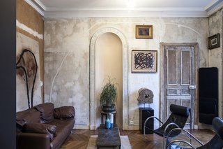 The remaining floor area was freed up, so the owner had room to create a small living lounge.