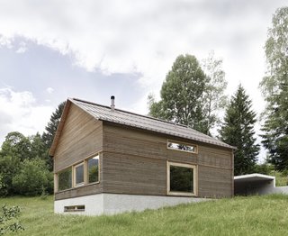 Guided by the region’s traditional alpine farmhouses, Austrian firm Innauer Matt Architekten designed the house as a simple wooden building resting atop a solid, reinforced concrete plinth. The striking pitched roof is made of copper with its gable looking down towards the valley, and horizontal larch cladding was used for the façade to give the house an interesting ribbed texture with deep grooves. <span style="color: rgb(204, 204, 204); font-size: 13px;">Courtesy of Adolf Bereuter</span>