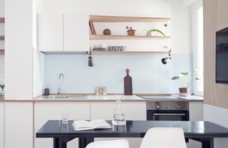 A kitchenette and dining room