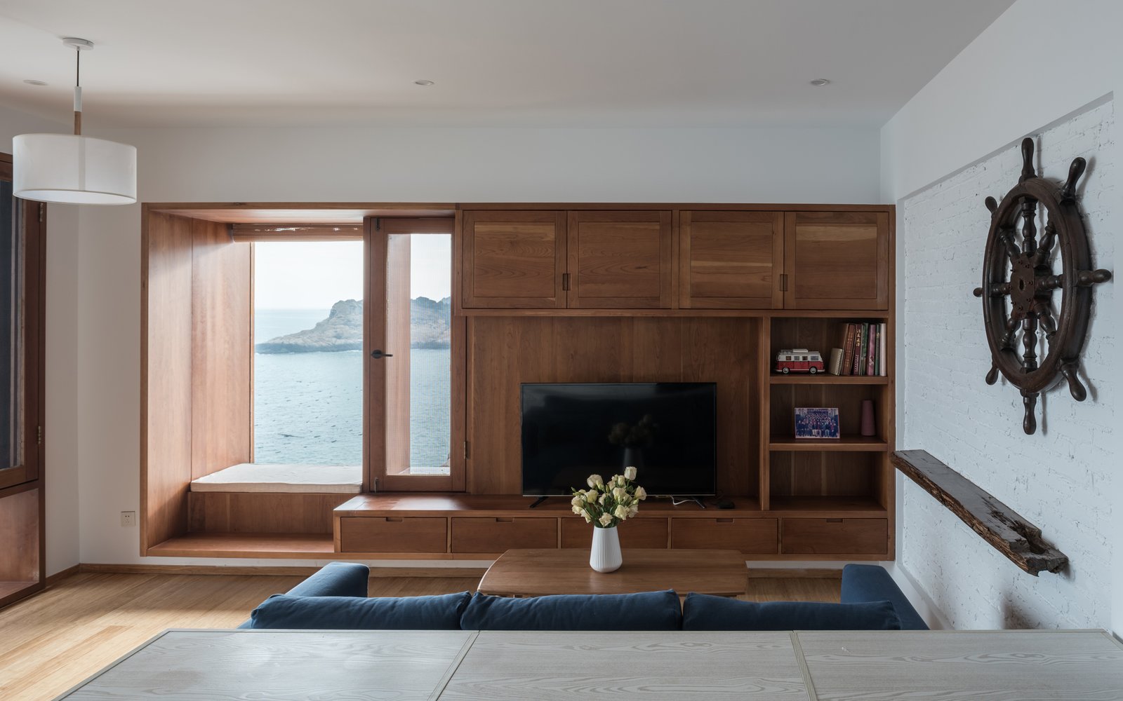 The living room faces the rugged coastal.