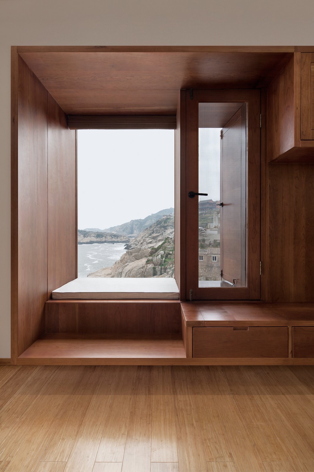 Windows are used to maximize space.