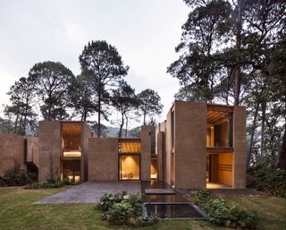The house is composed of six volumes whose layout creates a void in the center.
