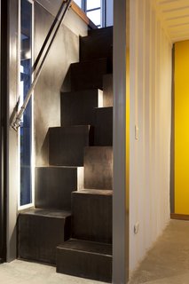 A split thread staircase leads up to the bedroom.