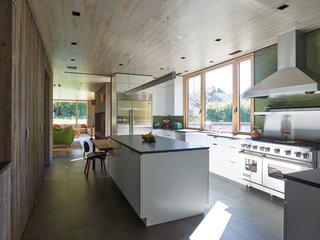 Thanks to the innovative design, the residents can now enjoy a bright and elegant kitchen.