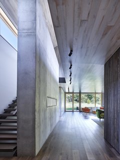 As you can see above, a rich textural contrast between concrete and wood on the façade is repeated throughout the interior of the house.