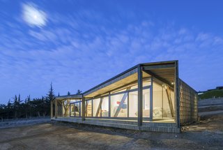 An asymmetrical roof gives the house abstract, sculptural character.