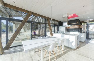 Thanks to the glazed walls, the indoor and outdoor spaces are seamlessly connected.