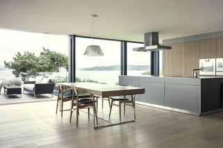 Thanks to the renovation, the prefab is now able to fully capture the serene seaside views.