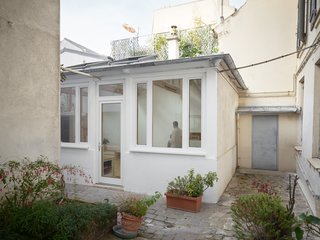 Before and After: A Renovated Artist's Studio Is Now an Airy, Efficient Home - Photo 4 of 16 - Plenty of light enters the living area through a peaceful backyard garden.