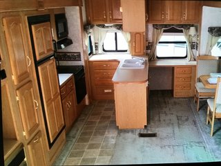 The kitchen before the renovation.