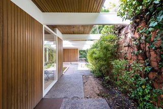 The Southern Californian Buff & Hensman–designed home boasts clean, midcentury lines.