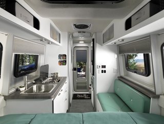 Nest is fitted with six windows, a skylight, and an innovative vertical doorway that draws ample light into the interiors to visually merge the interiors with the outdoors.