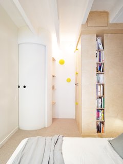 Instead of using swinging doors which take up considerable floor space, Pelcé and Pellottiero used a curved sliding door to serve as the entrance to the master bedroom.