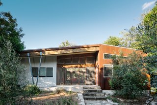 At 850 square feet, the Casita 850 delivers ample space and comfort. It features two bedrooms and one bathroom. It even comes with a spacious outdoor deck.