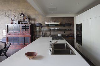 Corrugated metal siding was used for the exterior of the house, and natural wood and plywood were used throughout the interiors.