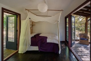 This Home For Sale in the Australian Bush Has Magical Tree House Vibes - Photo 12 of 16 -