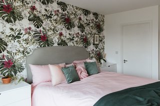 For the bedroom, she has used Seasons Summer Tropical Bloom, which is one of Zeng’s favorite designs. She knew she wanted a busy, dense floral pattern behind the bed to create the feeling of falling asleep in a jungle.