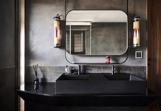The ever-shifting material palette continues in the two bathrooms, which have walls and ceilings with different types of tiles. 