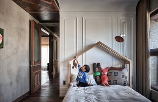 In the two bedrooms, the floors transition from polished concrete to warm parquet with interesting grains and varied shades set in a latticed pattern. 