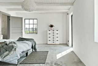 In the bedroom, Mantis lamps by Bernard Schottlander, along with a Snow bureau by Swedish designers Thomas Sandell and Jonas Bohlin, add to the stylish, minimalist atmosphere.
