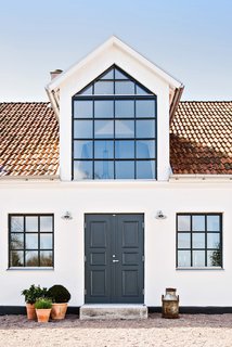 For the roof, Andersson opted for tiles and plates made of galvanized steel sheets.