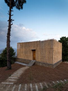 The foundational level of the chalet was built out of stone quarried from nearby, while the walls were built with fly ash bricks with bamboo cladding. 