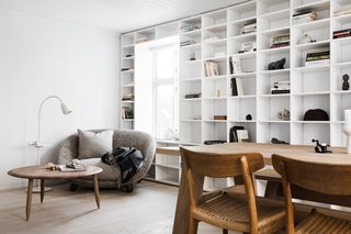 Saunders custom-designed the bookshelf in the living lounge, which features shelves that get shorter as they rise up the wall to seamlessly match the windows. 