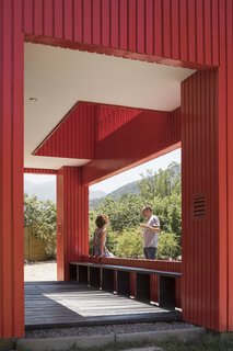 The front deck is designed like an extension of the facade and connects with the outdoors.