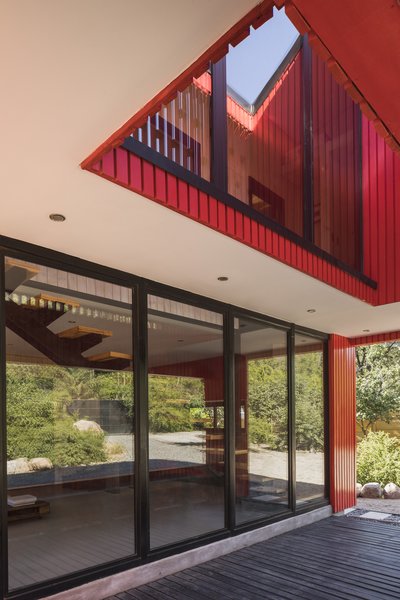 The openness and lightness of the design has the effect of drawing the expansive plot into the overall design scheme.