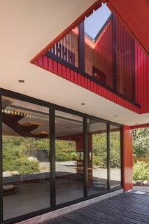 The openness and lightness of the design has the effect of drawing the expansive plot into the overall design scheme.