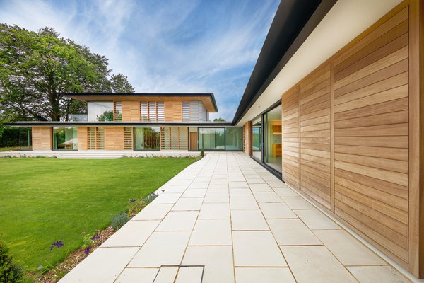 The design was a response to the homeowner’s request for a bright, modern, and sustainable, four-bedroom home. The clients wanted open-plan living areas, a direct relationship to the garden, and thresholds that blur the boundaries between indoors and outdoors.