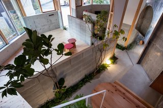 Low walls were built along the entrance of the house to create an internal "alley" that separates the two studio spaces. 