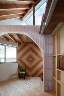 Polycarbonate sheets separate the functional zones while still allowing light to pass through, so all areas of the home are well illuminated. 