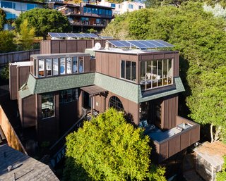 The property features architecture that has been described as Third Bay Tradition—a 1960s Bay Area midcentury-modern style that can be seen in some of the wood-paneled residences in Sea Ranch, the exclusive Sonoma County seaside community. 