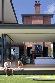 The deep veranda, where a living lounge and outdoor dining area are located, reduces the amount of direct sunlight entering the house, which helps protect the fit-outs, furniture, and fabrics from weathering in the strong Australian sun. 