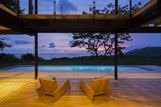 By interweaving multiple terraces with solid spaces, Saxe has created a dynamic internal interaction between the two levels of the house. 