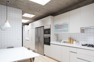 Thanks to the expansive windows and multiple skylights, natural light is able to pour into the interior spaces of the home.