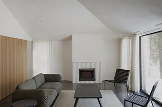 In the main living areas, two vertical veils divide the high, inclined ceilings, and also serve as partitions for the kitchen, dining room, and living room without completely separating the volumes. The living room is also connected to an outdoor gazebo.