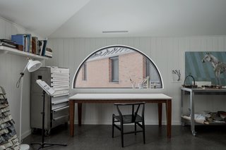The V-shaped floor plan allows both wings to be connected. One wings features the garage and the owner’s ceramics studio, while the other contains the common areas.