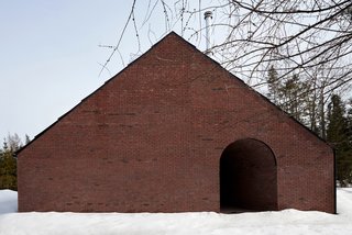 The owner—a ceramics artist—wanted to make the best of the topography of the lot, and also requested views of the site's nearby horse arena. 