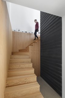  The walls of the living area are covered in horizontal black slatted wood, which gives the interiors of modern, Scandinavian feel. 