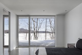 A new bedroom was created in the lower level of the extension. Nested within a cliff to make the best of the site’s sloping terrain, this bedroom receives plenty of natural light. 