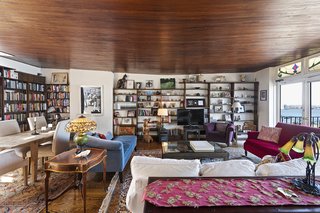 To help him overcome his fear of heights, Mailer installed gangplanks, hammocks, and a trapeze in the two-story flat.