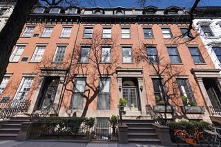 It was in this 142 Columbia Heights flat that renowned American novelist, journalist, essayist, playwright, filmmaker, actor, and liberal political activist Norman Mailer wrote many of his bestselling novels, including The Executioner’s Song and Ancient Evenings.