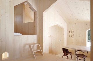 "Only the ridge of the two-sided roof directs the house. Otherwise, the chalet does not have a specific address or entrance; or rather, it benefits from four different ones. Accordingly, one enters and exits most of the rooms from and to the outdoors, integrating the pastures as a spatial sequence," says Gallina. 