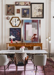 Paintings by local artists, including Joe Ferriso and Jonathon Anzalone, are housed in the lobby. 