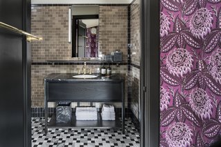 For contrast, different colored tiles have been integrated in the bathroom floor and walls.