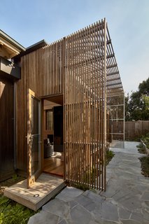 A new addition with a steel structure clad in hardwood screens was created at the rear of the house. 