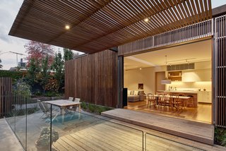 A series of views unfolds as one moves from the entrance to the rear of the house: first of the northern garden framed by cabinetry, then slivers of sky seen through a strip skylight, followed by views of trees through clerestory windows, and then screened views to the western outdoor areas.