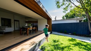 The original extension blocked airflow and sunlight into the house, which resulted in dark, cramped living spaces. By adding three massive sliding doors to open up the garden-facing wall of the house, Ong has made the interiors look and feel brighter and more spacious. 